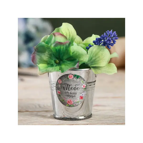 Металлическое кашпо для цветов