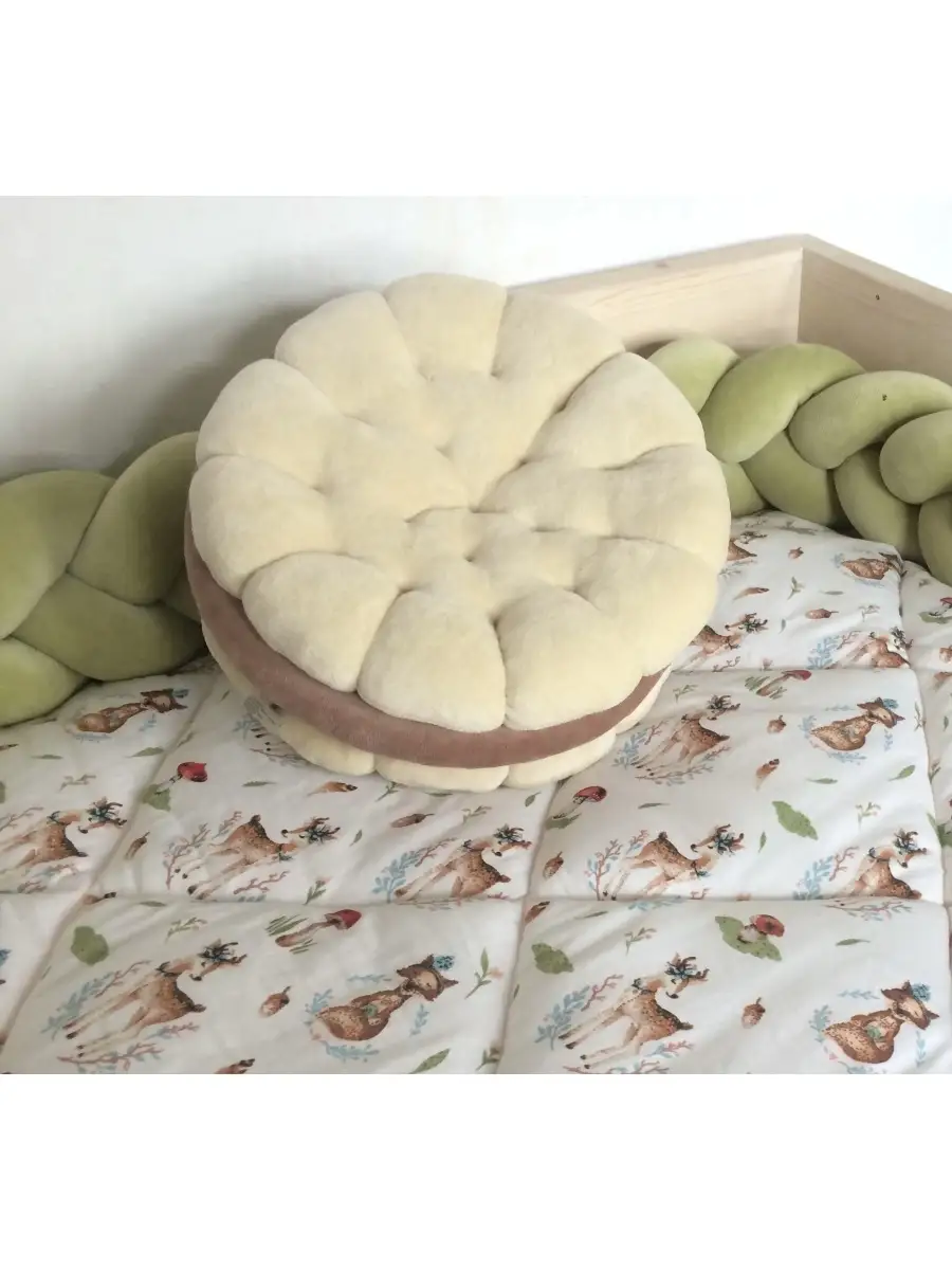 Объёмная и красивая подушка-цветок