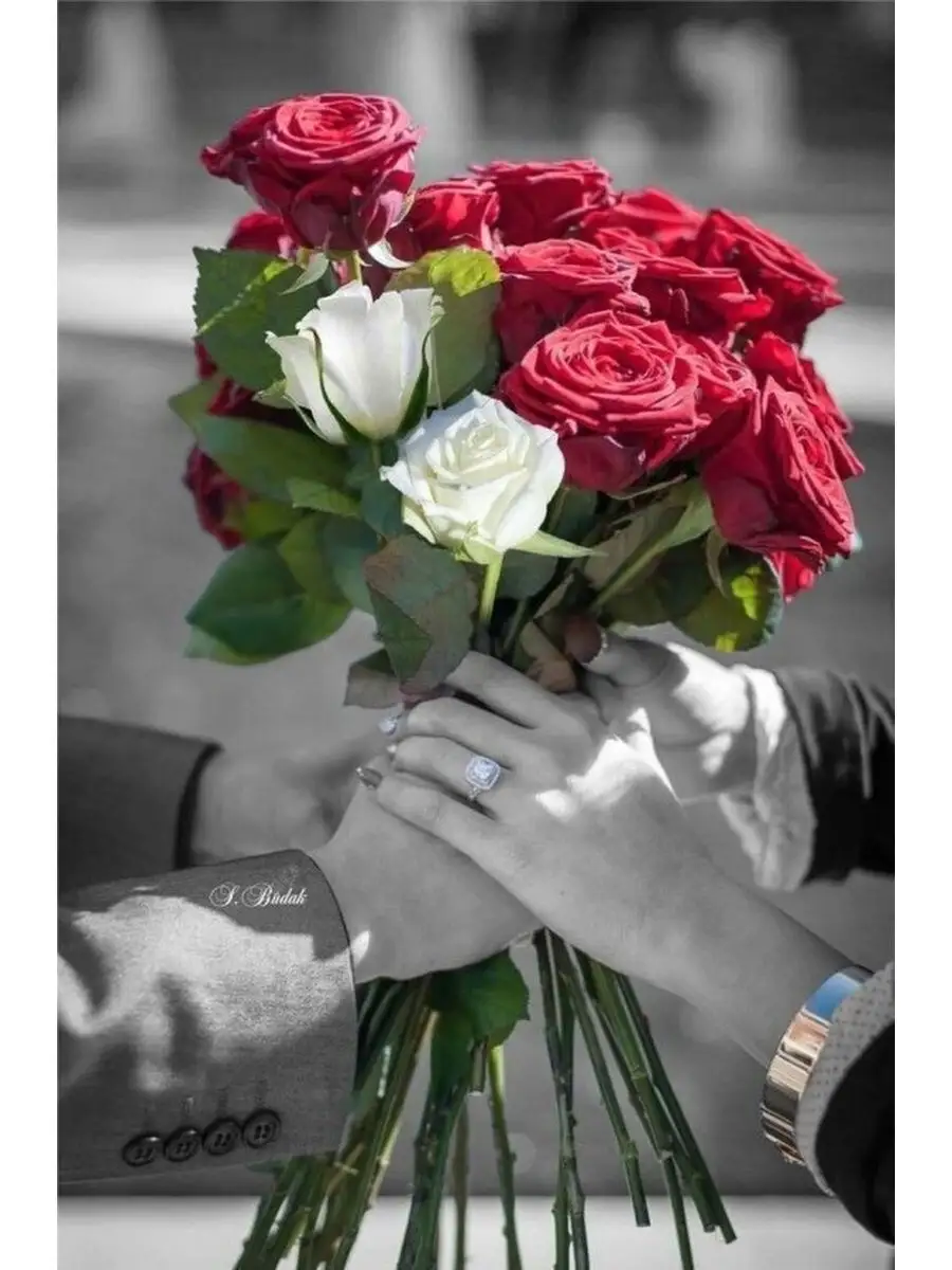 Парень с букетом цветов. Цветы которые дарят любимым. Женщине дарят цветы. Мужчина дарит цветы. Цветы которые дарят любимым.